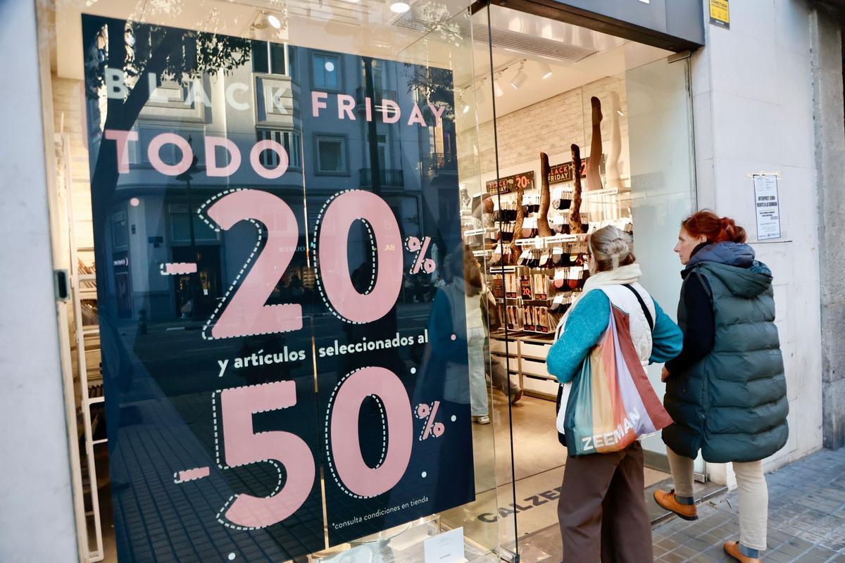 Un cartel con los descuentos del 'Black Friday', en una tienda del centro de València.