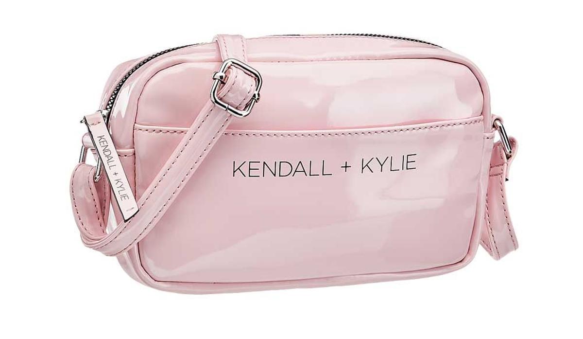 Bolso pequeño de charol rosa claro de Kendall+Kylie Jenner para Deichmann. (Precio: 14, 90 euros)