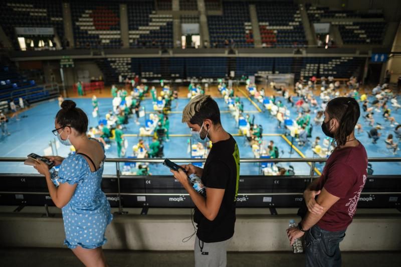 Jornada de vacunación a menores de 16 años en el Pabellón Santiago Martín