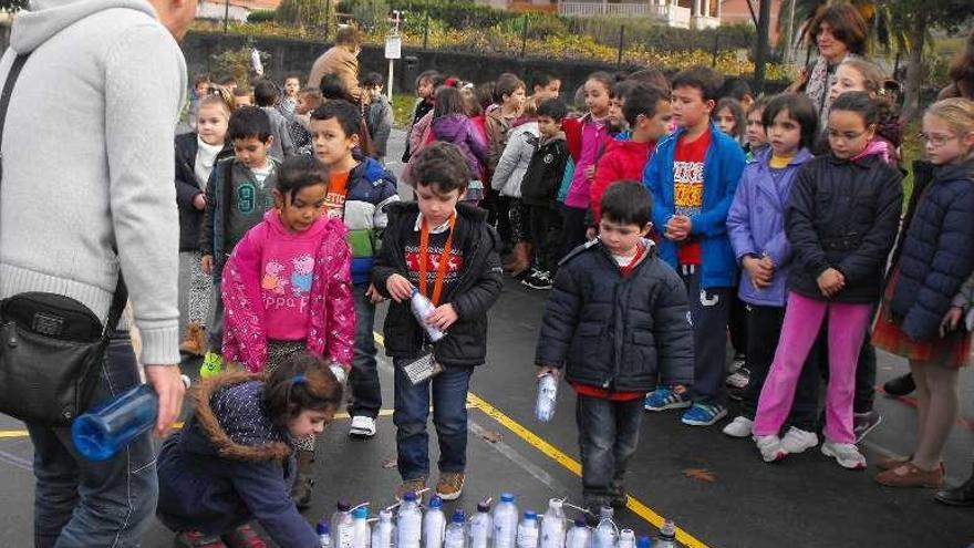 Los niños del colegio Carballal, en una de las actividades. // FdV