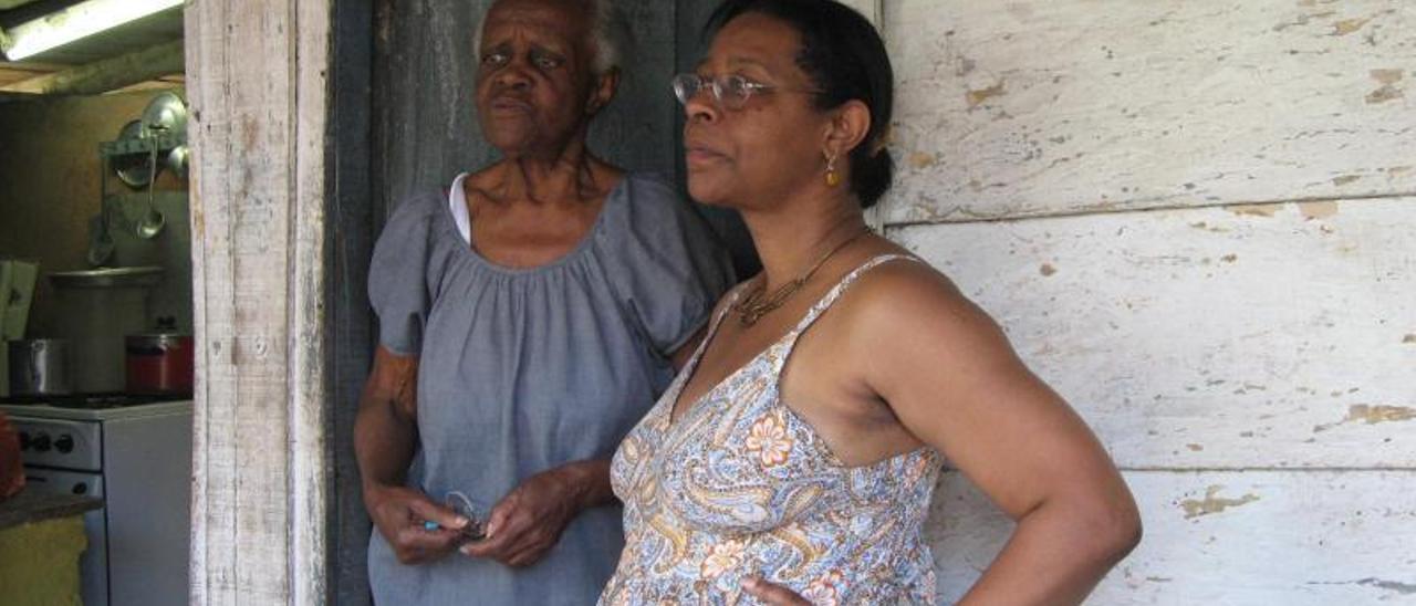 La cubana Aymée Ribera  con su tía Aida, maestra, en su pueblo natal, durante una visita en 2012.