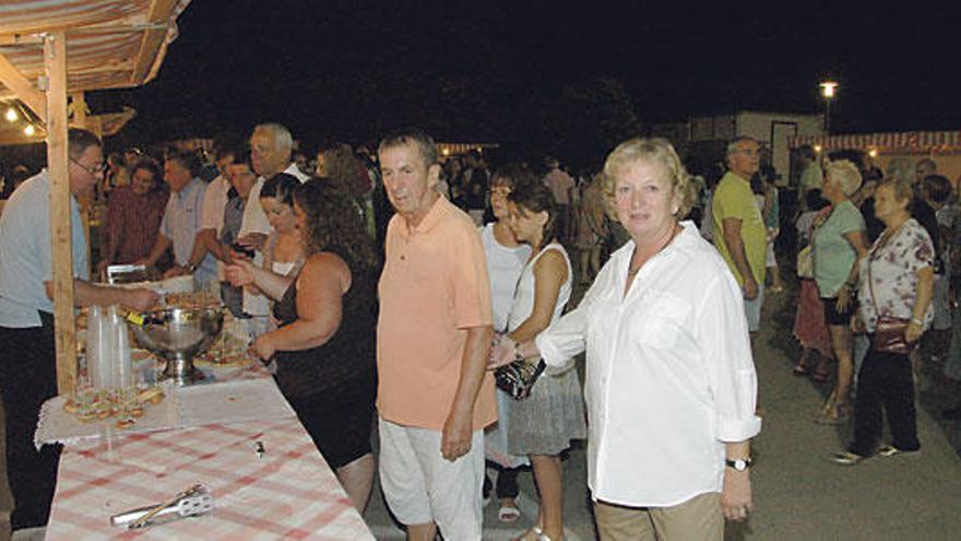 Feria nocturna en la antigua estación del tren