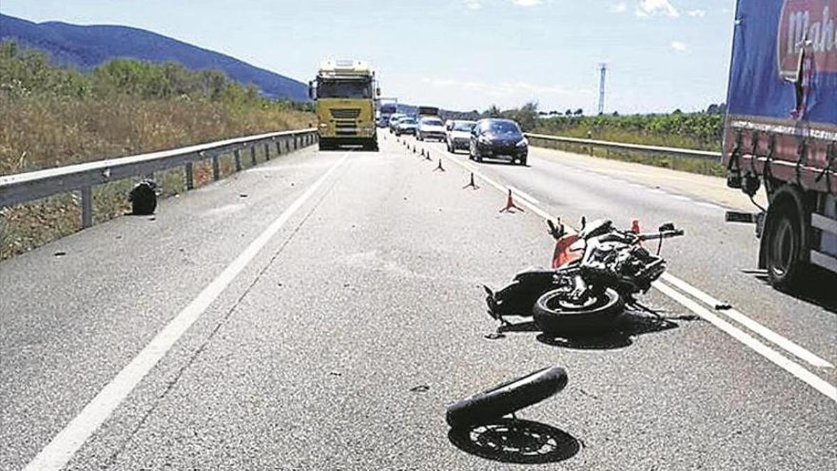 El conductor de un Audi A6 hizo un adelantamiento prohibido y arrolló mortalmente a un motorista.