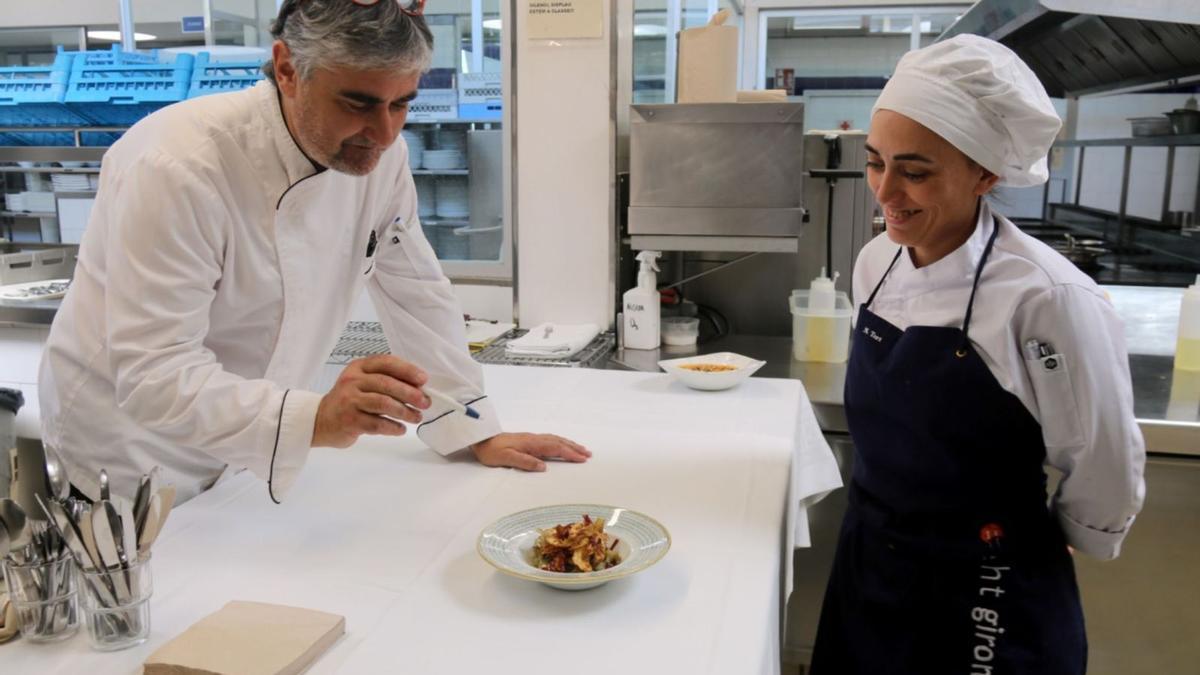 Una alumna de cuina de l’Escola d’Hostaleria i Turisme de Girona presenta un plat al seu professor