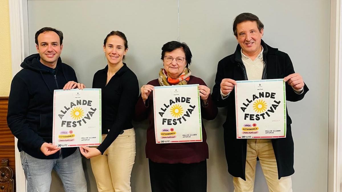 Por la izquierda, Miguel Ángel Cayuela, de Yoga y Cielo, Lucía González, la alcaldesa Mariví López y el concejal Aniceto Álvarez con el cartel del festival.