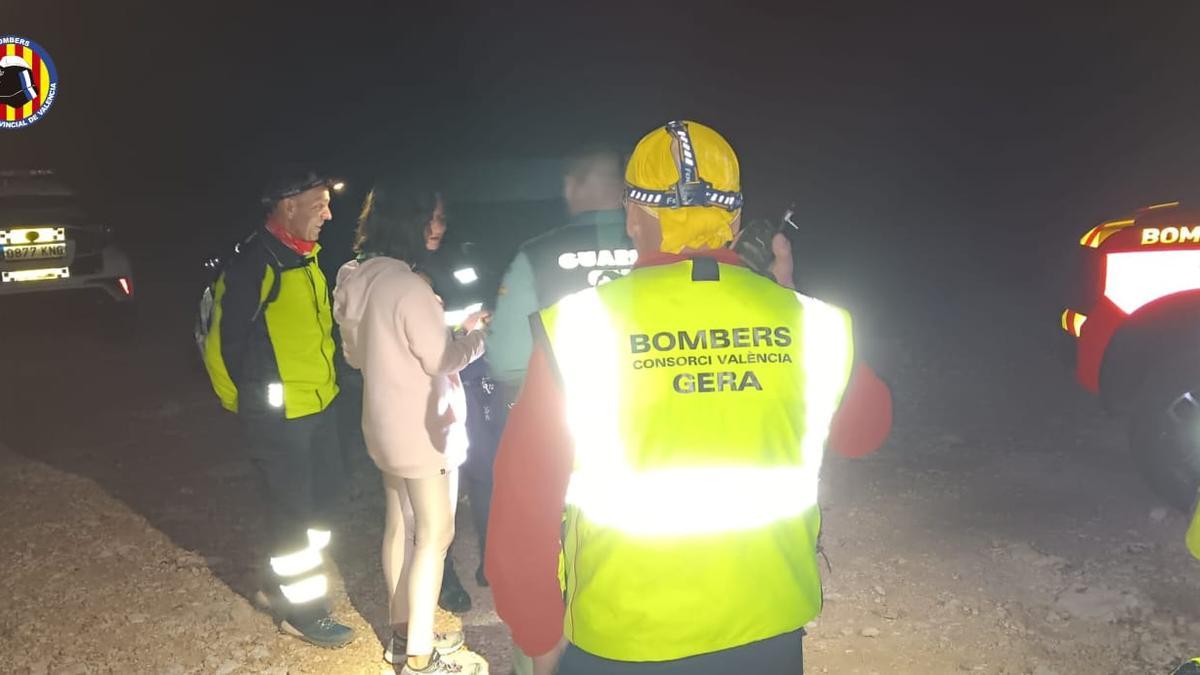 La mujer, tras ser rescatada por los bomberos.