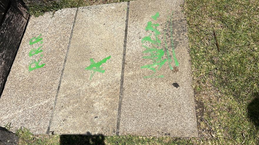 Enlosado de piedra que amaneció pintado en el entorno de la iglesia de San Vicente.