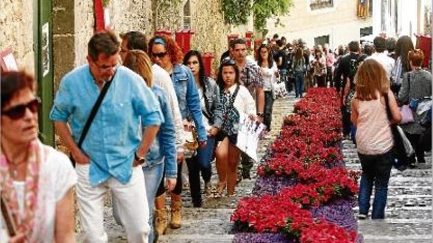 Visitants passejant pel Barri Vell de Girona durant l&#039;última edició de Temps de Flors.
