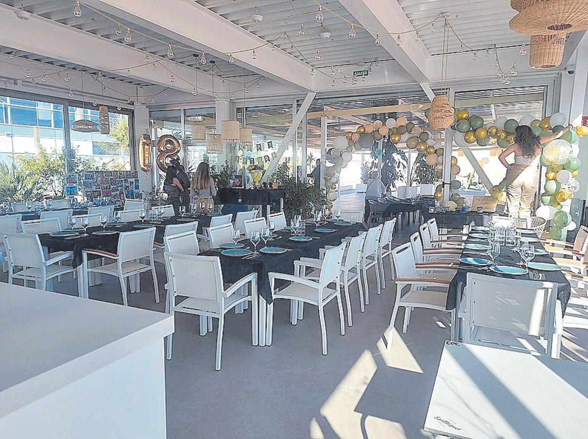 La comodidad del salón está garantizada por un cuidado diseño y un espacio diáfano, sin obstáculos en la planta baja.