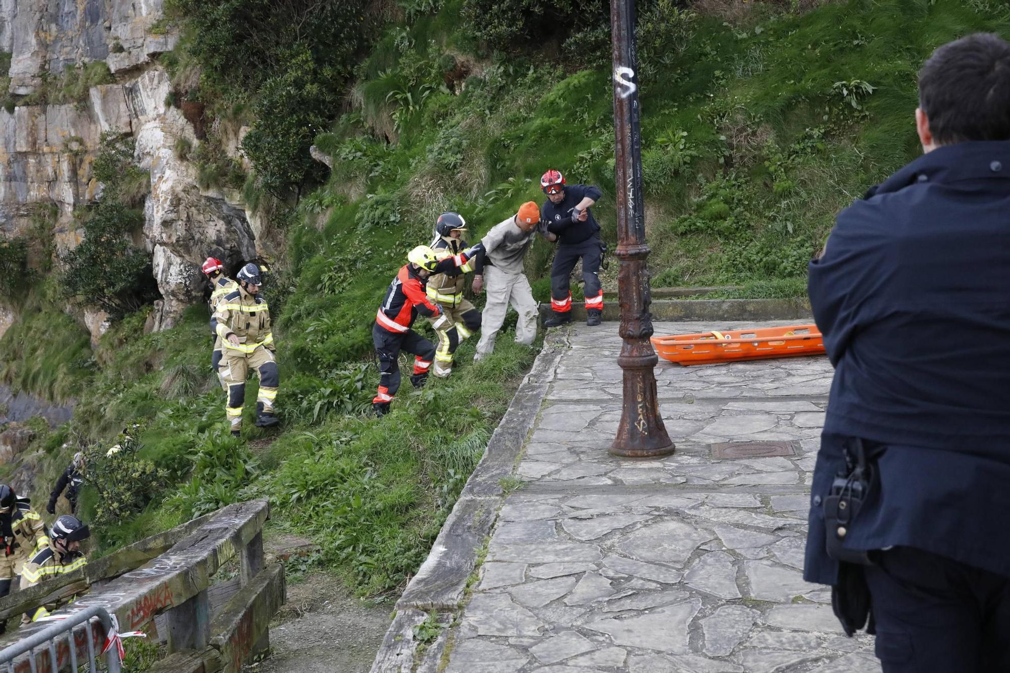 Así fue el amplio operativo para rescatar de las rocas a un hombre ebrio en Gijón (en imágenes)