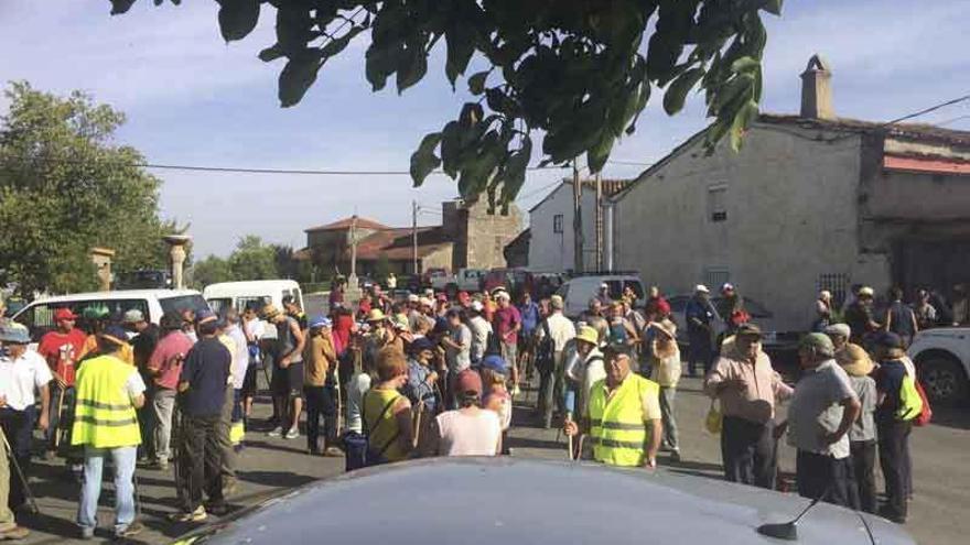 Los vecinos de Gallegos del Campo se concentran para salir a buscar a Miguel Fernández.