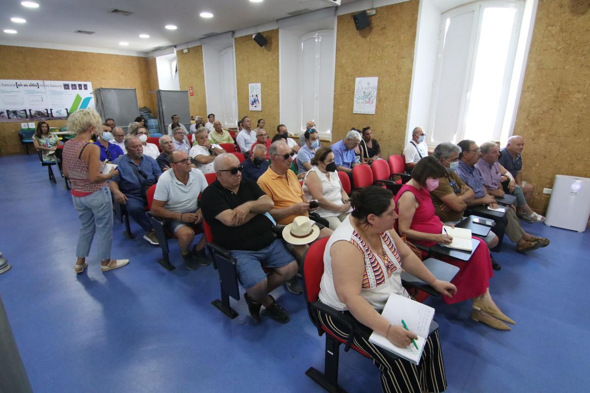 00 Salón de actos de Sadeco. Reunión con representantes de Alcolea, parcelaciones de Levante, Quemadas y Carrera del Caballo. Es la primera reunión de las previstas de las anunciadas con la creación de la oficina del territorio