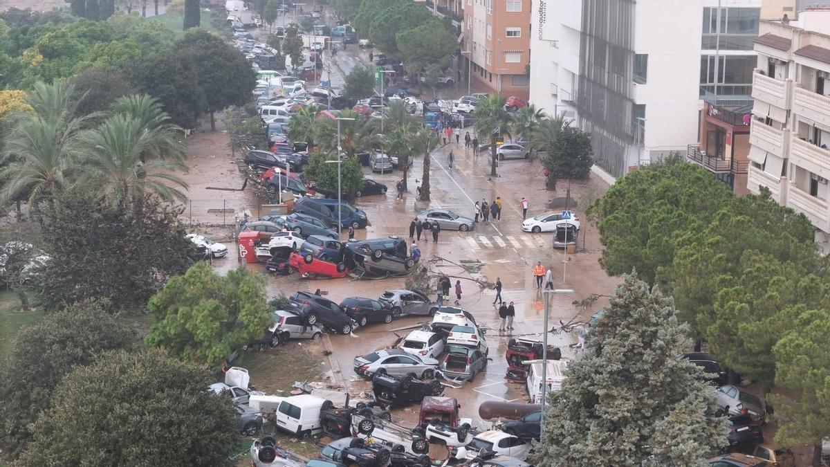 Coches amontonados frente al TAC de Catarroja en una imagen de archivo del 31 de octubre.