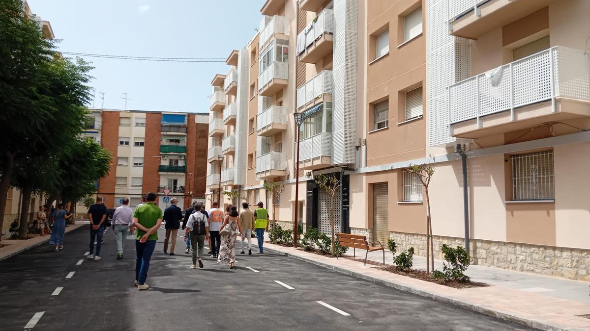 Autoridades municipales y de la empresa de obras pasean por el renovado barrio de Navarregui de Sant Joan