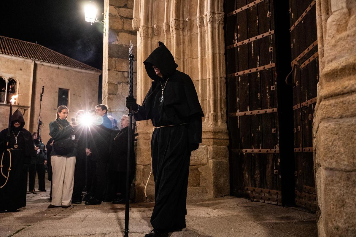 El Cristo Negro: la procesión cacereña que sale a medianoche y que atrae a miles de personas cada Miércoles Santo