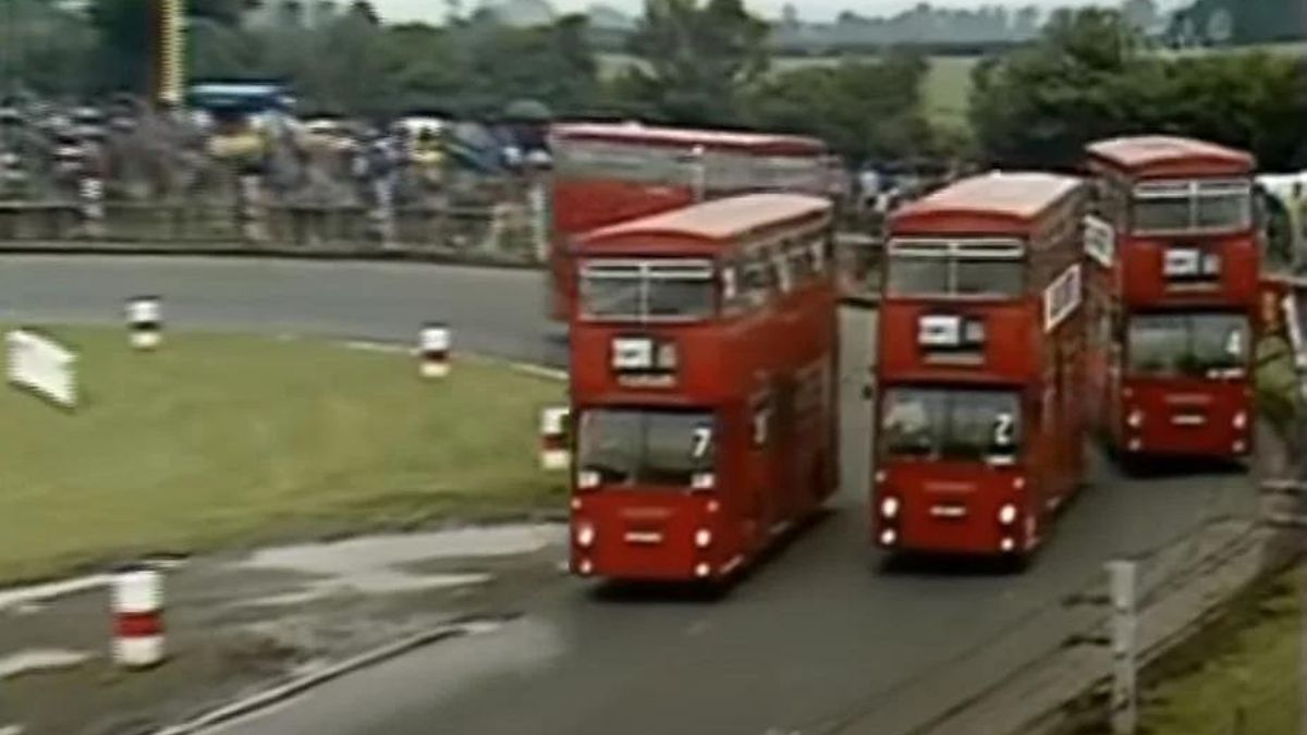 World of Sport: Autobuses de dos plantas compitiendo como en la Fórmula 1