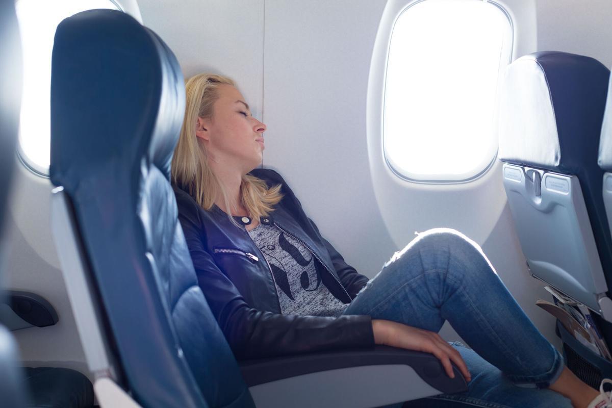 DOMINICAL 718 PLACER EXPRESS MUJER DURMIENDO EN ASIENTO DE AVION SIN NADIE AL LADO
