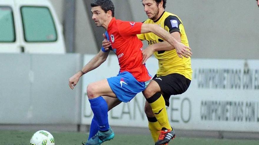 Nacho Calvillo protege el balón ante la presencia de Ángel Luis en el choque ante el Llanera.