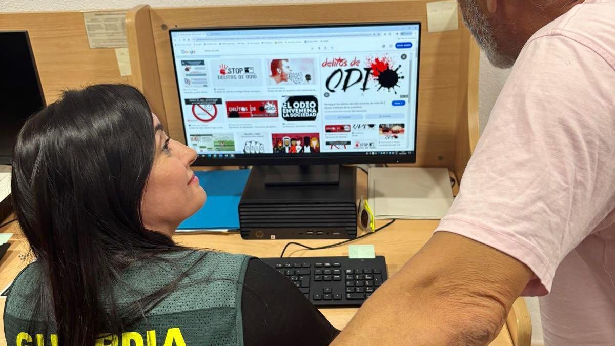 Dos especialistas en delitos de odio, en dependencias de la Guardia Civil, ante un PC, donde rastrean los delitos.