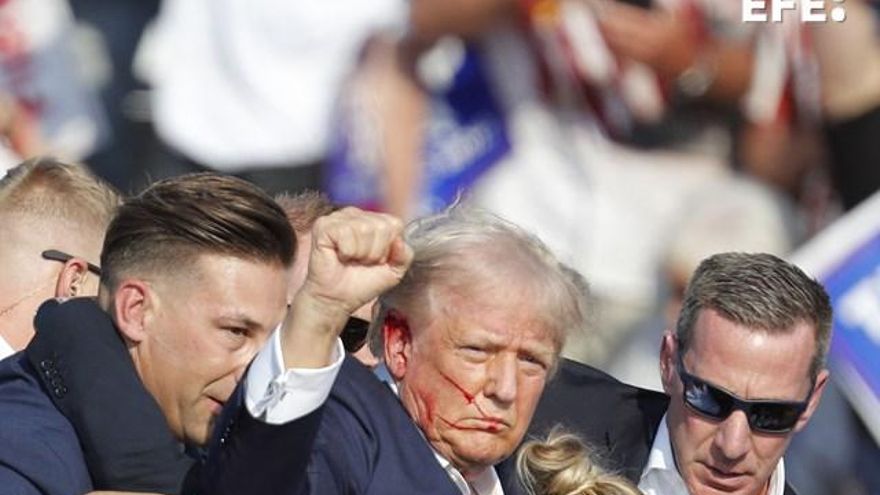 Donald Trump, evacuado de un mitin en Pensilvania tras ser alcanzado por una bala.