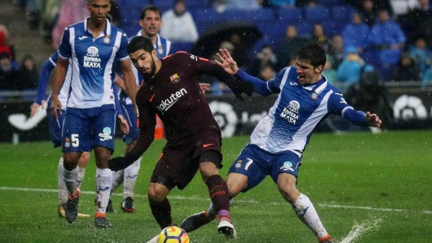 Piqué dona un punt al Barça en un derbi d&#039;alt voltatge