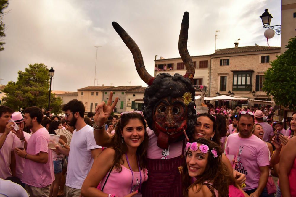 In Anlehnung an eine Dorflegende erfanden die Menschen in Sineu eine Fabelgestalt, halb Stier, halb Teufel, mit einer rosa Blume geschmückt: den Muc. Unter diesem Namen wurde er erstmals 2003 gefeiert. Seither strömen Jahr für Jahr, stets am 14. August, immer mehr rosa bekleidete Anhänger nach Sineu.