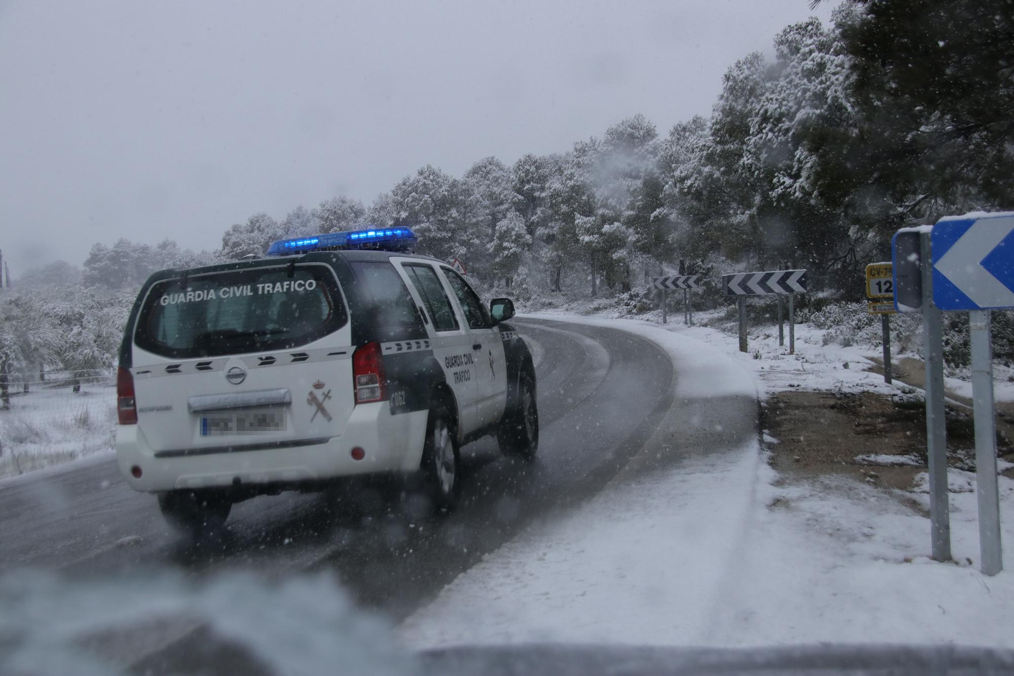 Alcoy y Banyeres se cubren de nieve dos días antes de comenzar la primavera