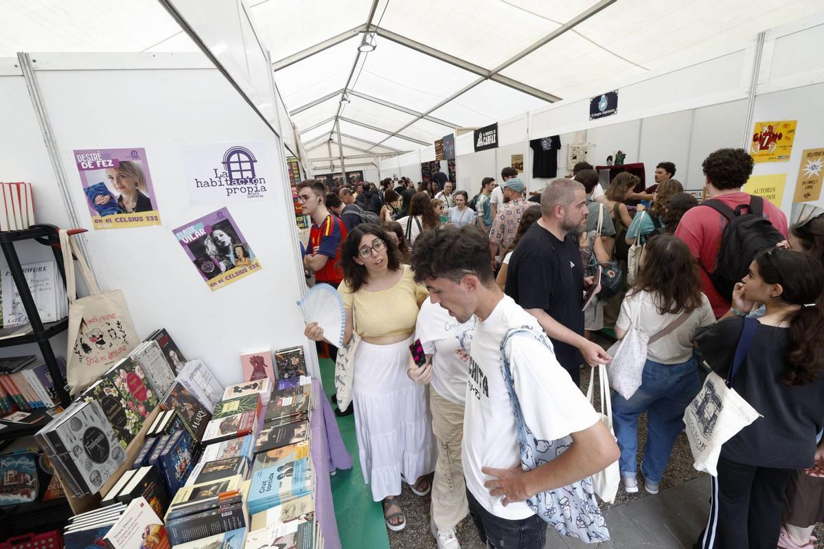 Celsius Avilés. Ambiente, colas y carpas