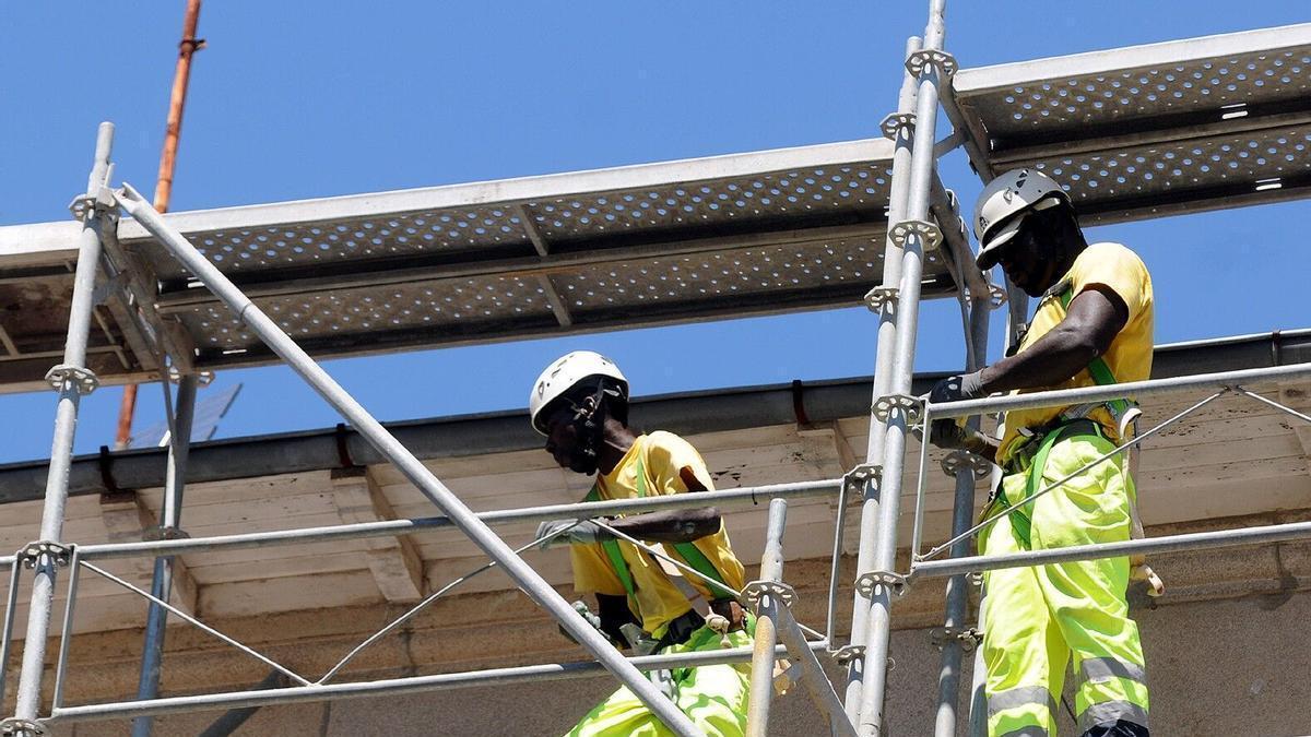 Trabajadores extranjeros en una obra en la ciudad de Pontevedra.