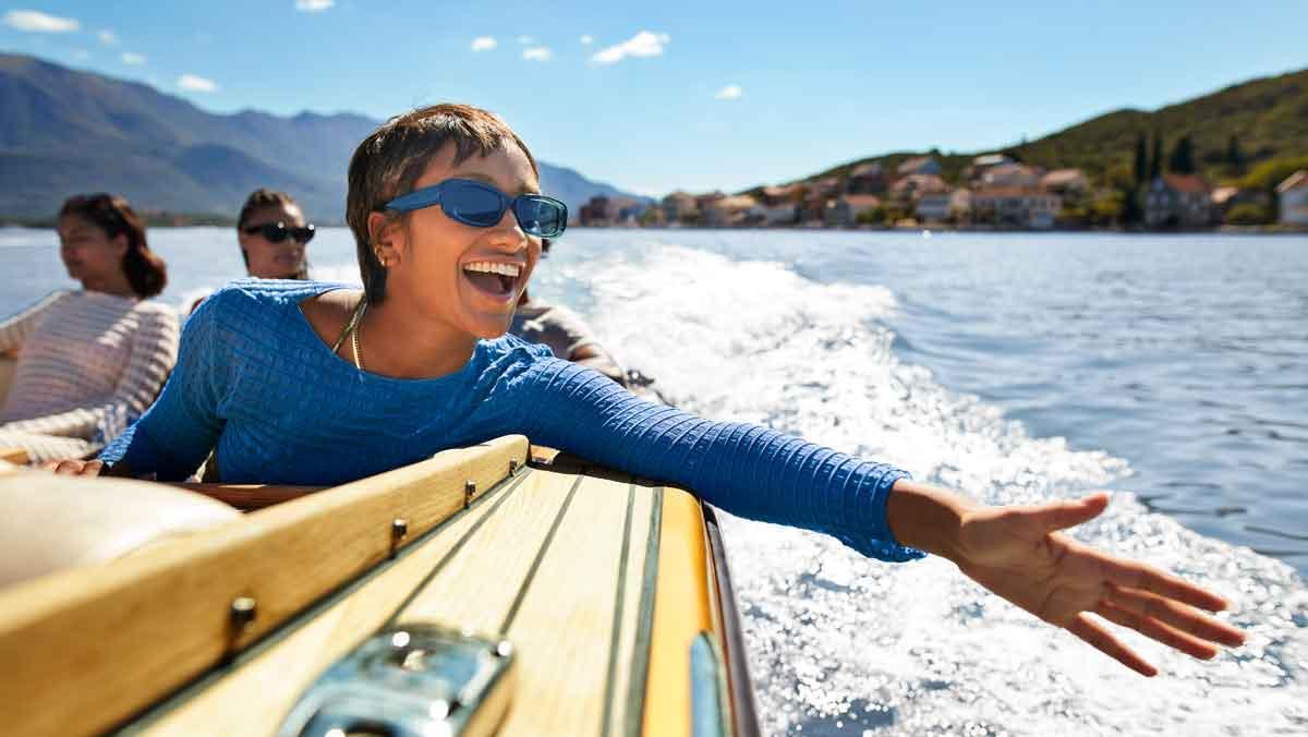 Una chica disfruta de sus vacaciones.