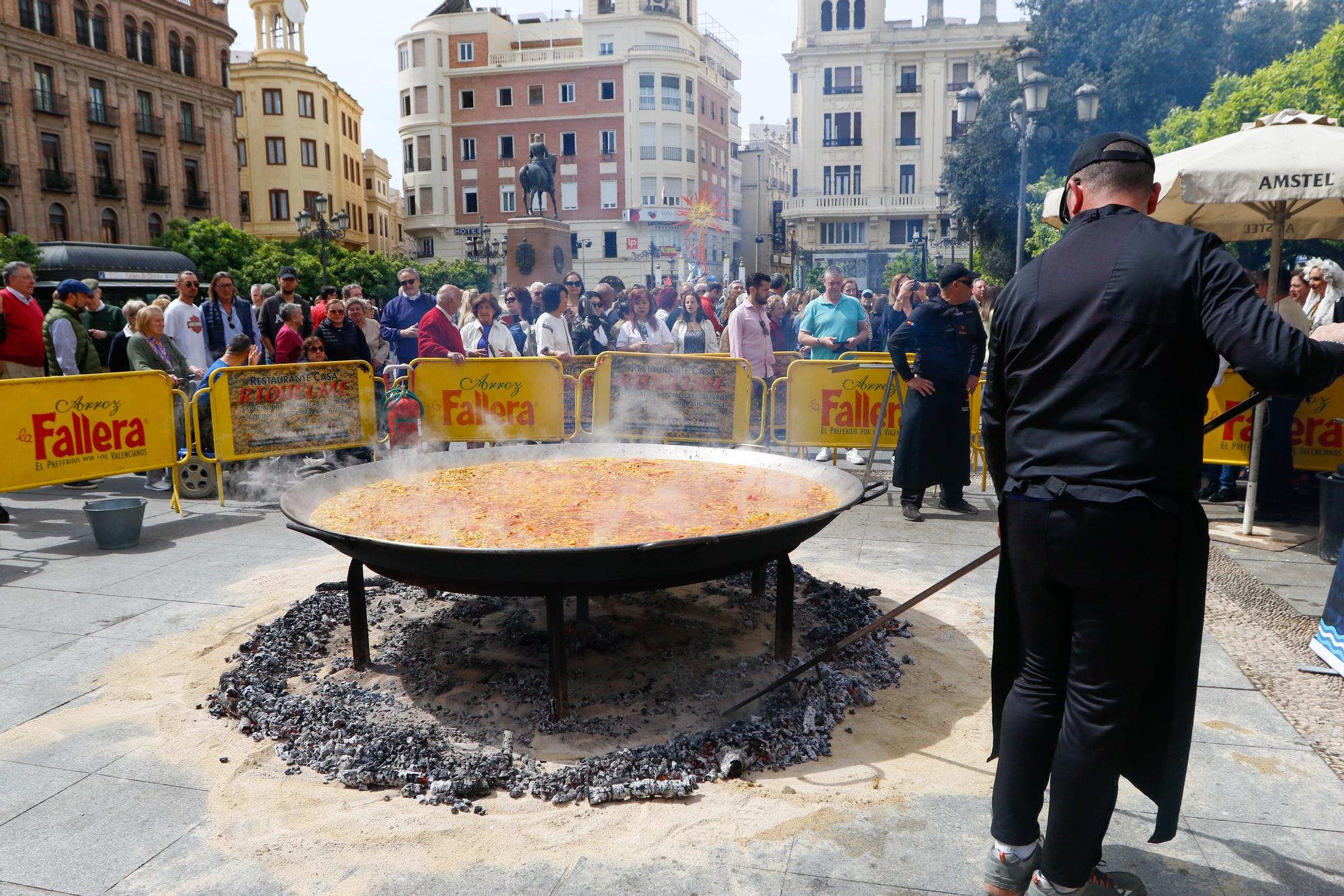 Alicante promociona su imagen en Córdoba con un arroz gigante