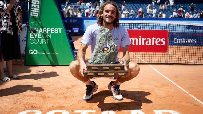 Tsitsipas se corona en Gstaad y levanta un título más de un año después