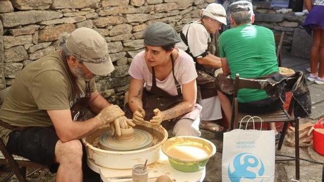 Trabajos de alfarería, ayer, en Agolada. | ÁNGEL UTRERA