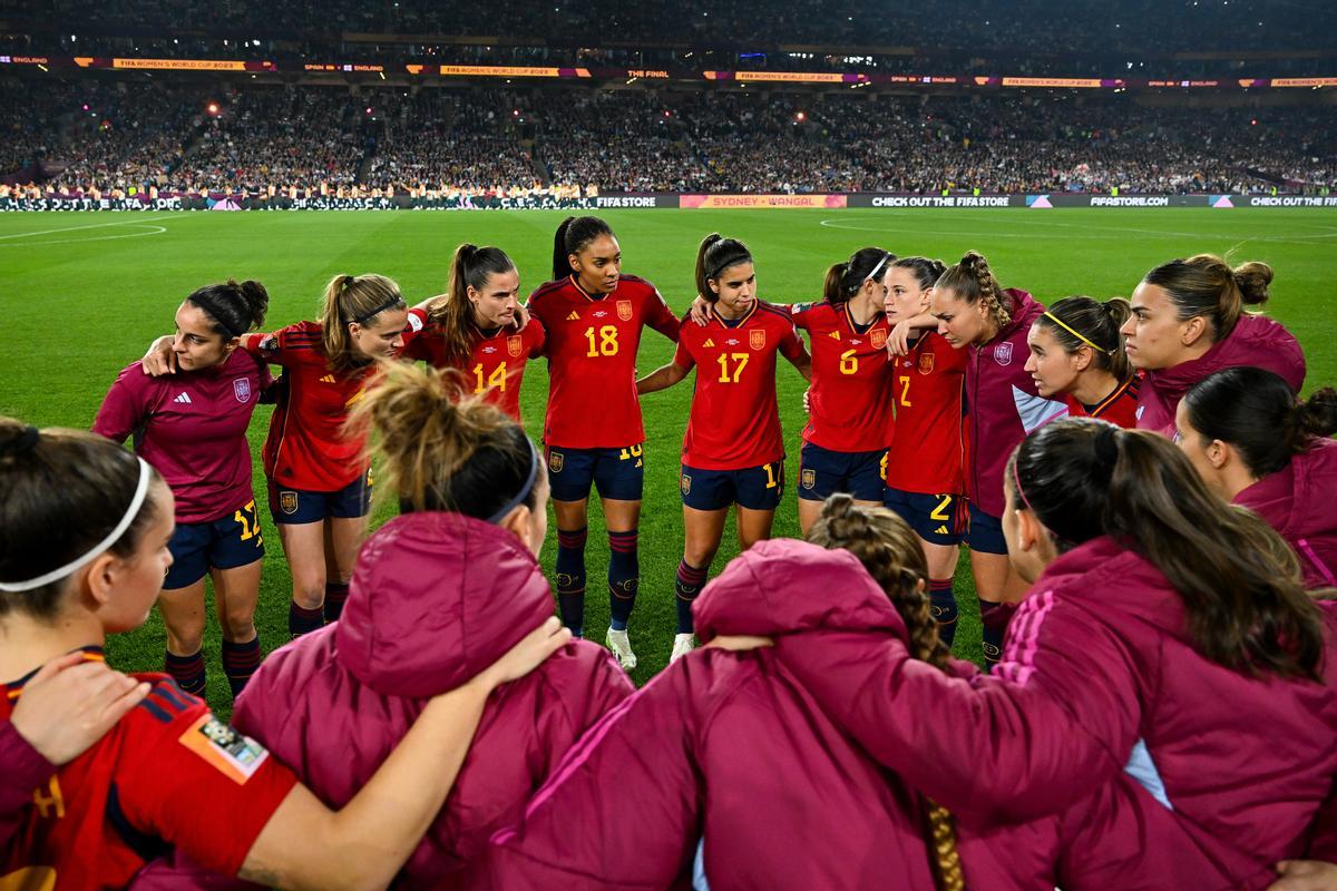 Sydney (Australia), 20/08/2023.- Team Spain stands together during the FIFA Women’s World Cup 2023 Final soccer match between Spain and England at Stadium Australia in Sydney, Australia, 20 August 2023. (Mundial de Fútbol, España) EFE/EPA/DEAN LEWINS AUSTRALIA AND NEW ZEALAND OUT