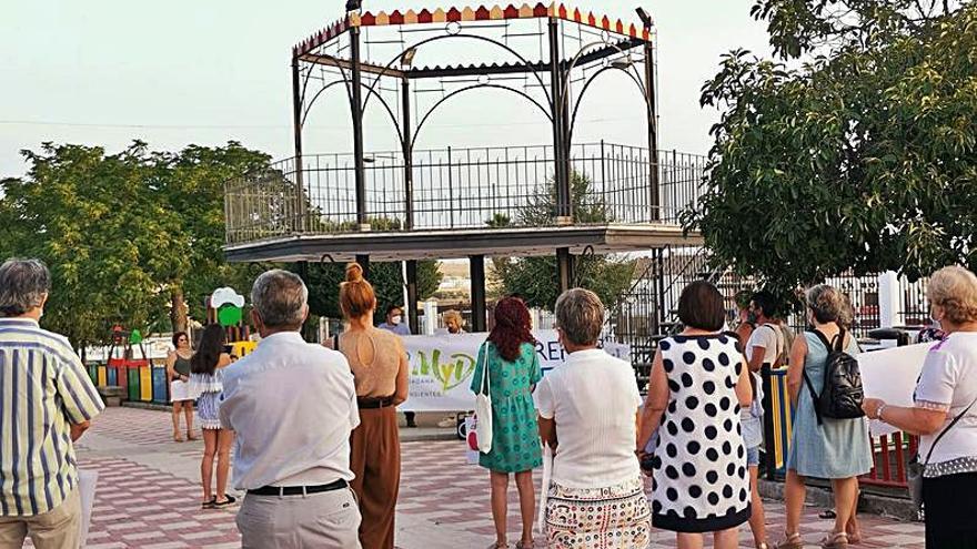 Concentración de vecinos de Pozoblanco reclamando la residencia.