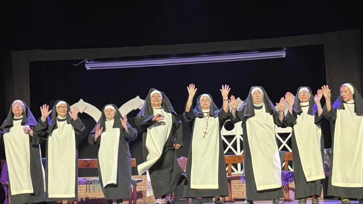 La actrices, durante su última representación en el teatro Prendes.