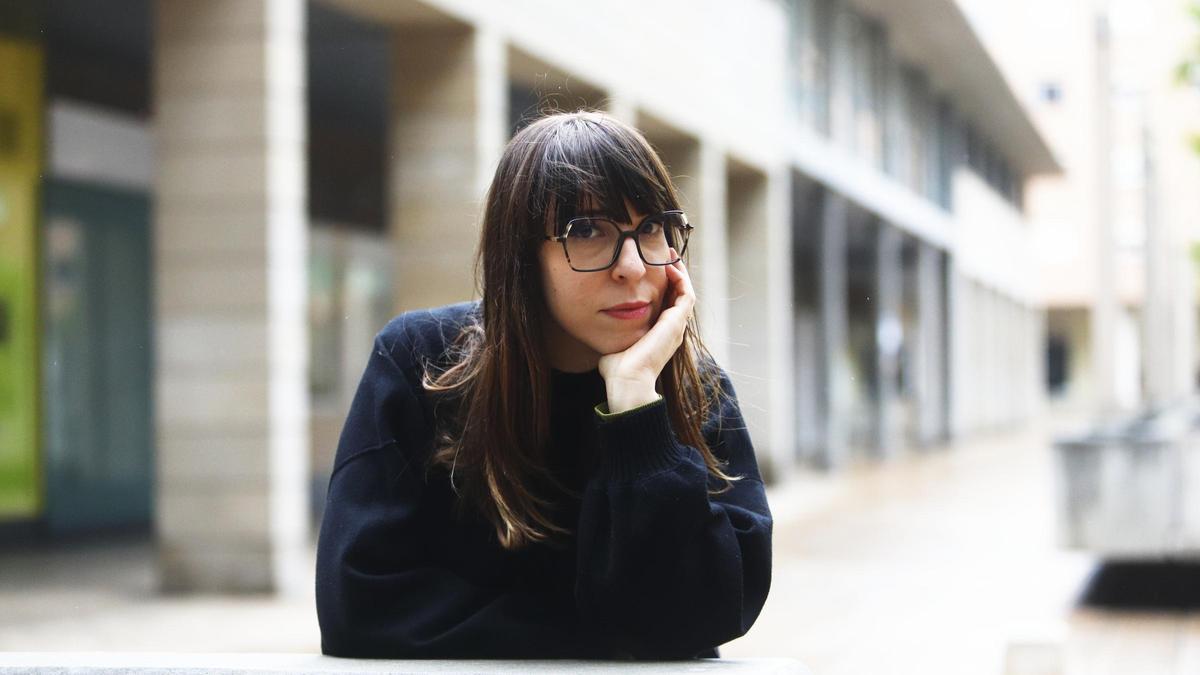 La ilustradora Laura Agustí en los exteriores de este diario.