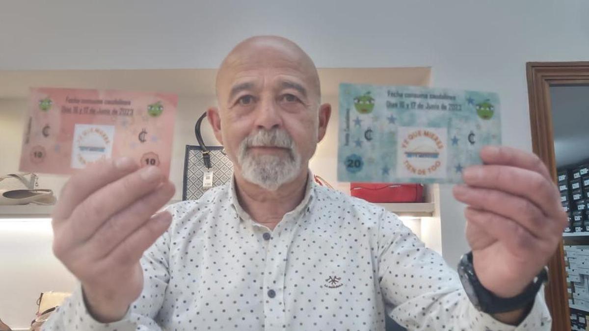 Roberto Ardura, mostrando los "caudalinos.