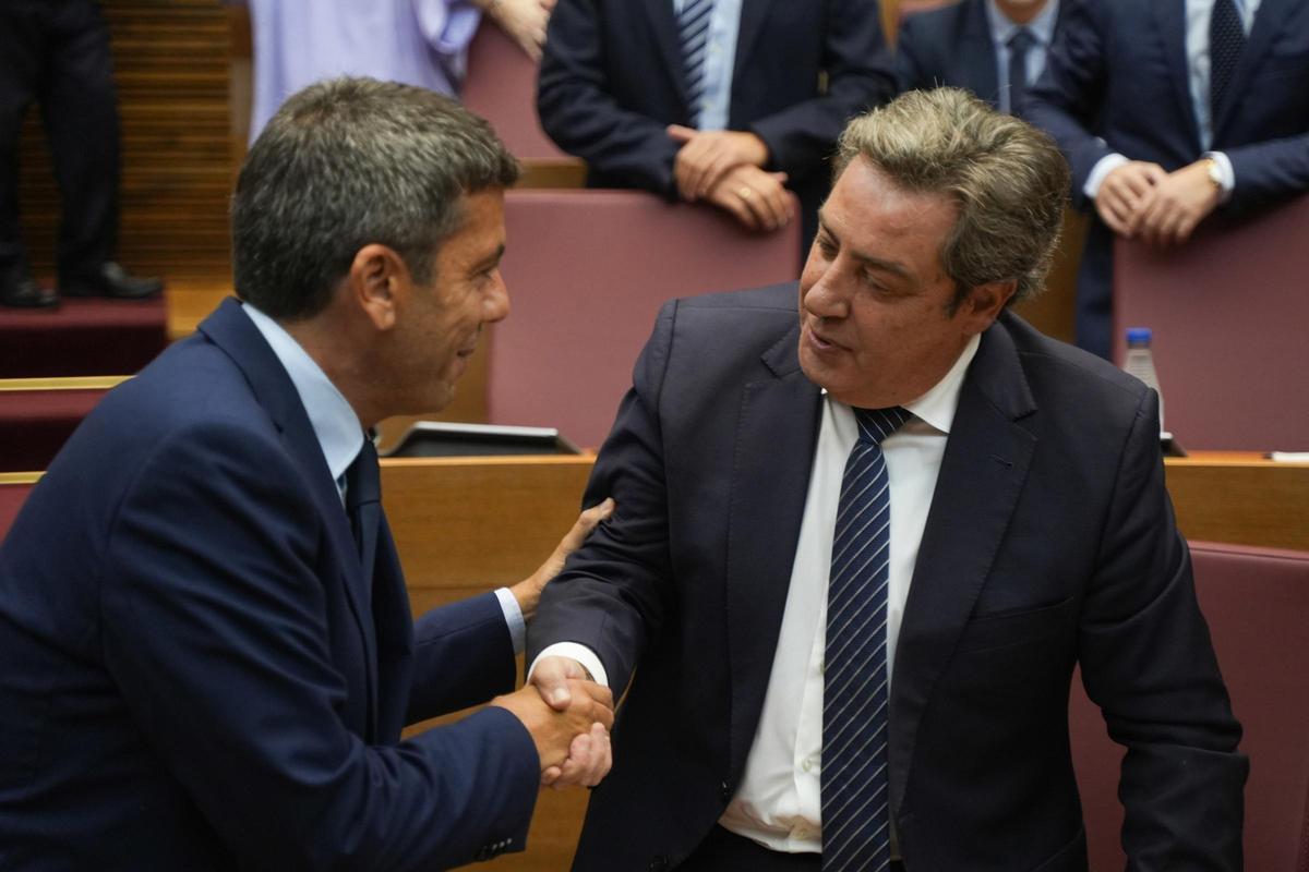 Mazón y el portavoz de Vox, en una sesión en las Corts.