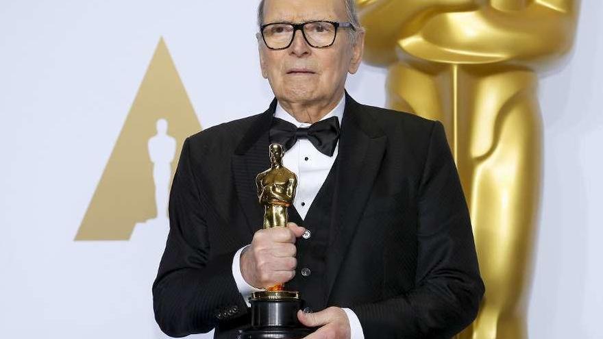 Ennio Morricone, con su Óscar honorífico.