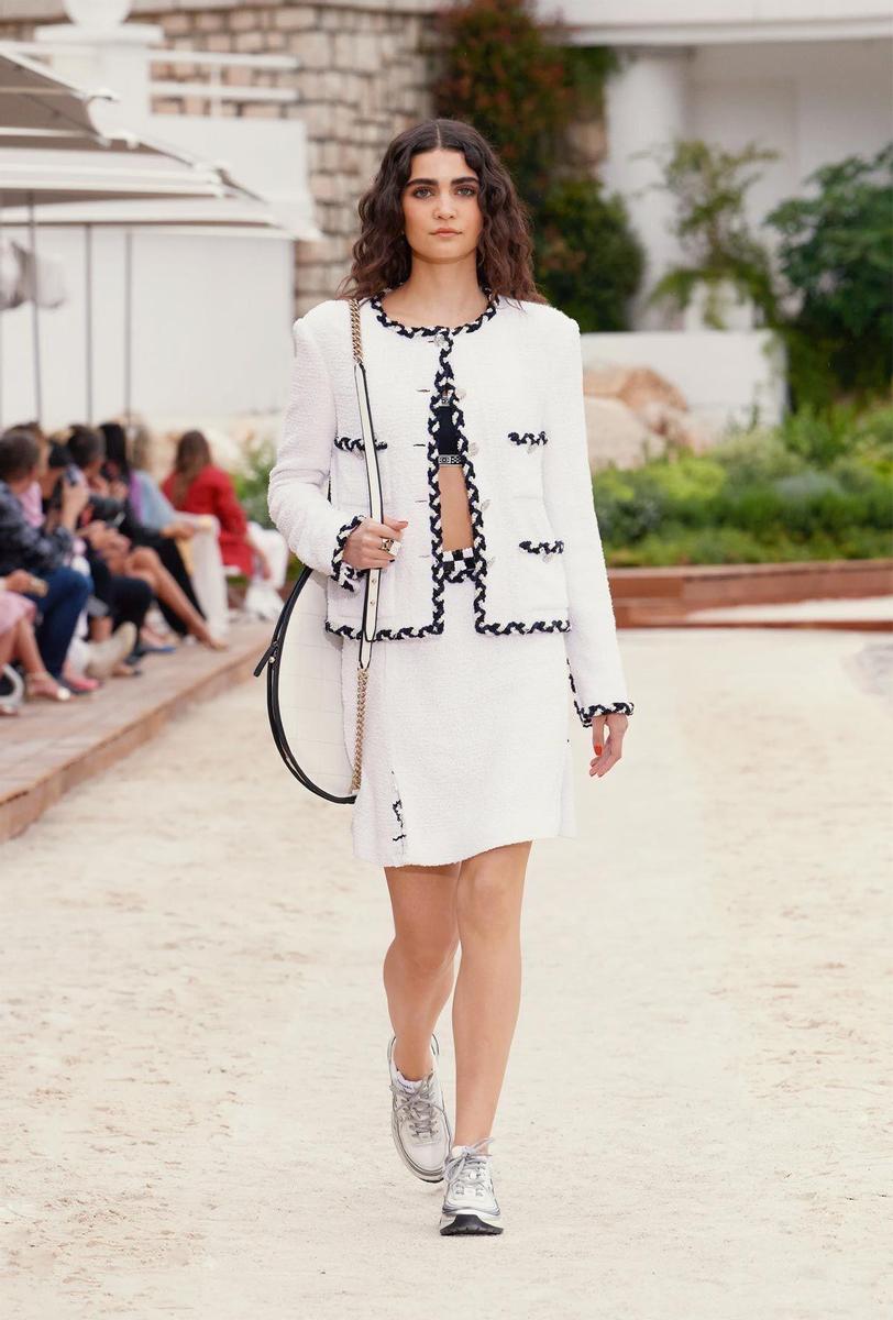 Look visto en el desfile de la colección Crucero 2022-2023 de Chanel