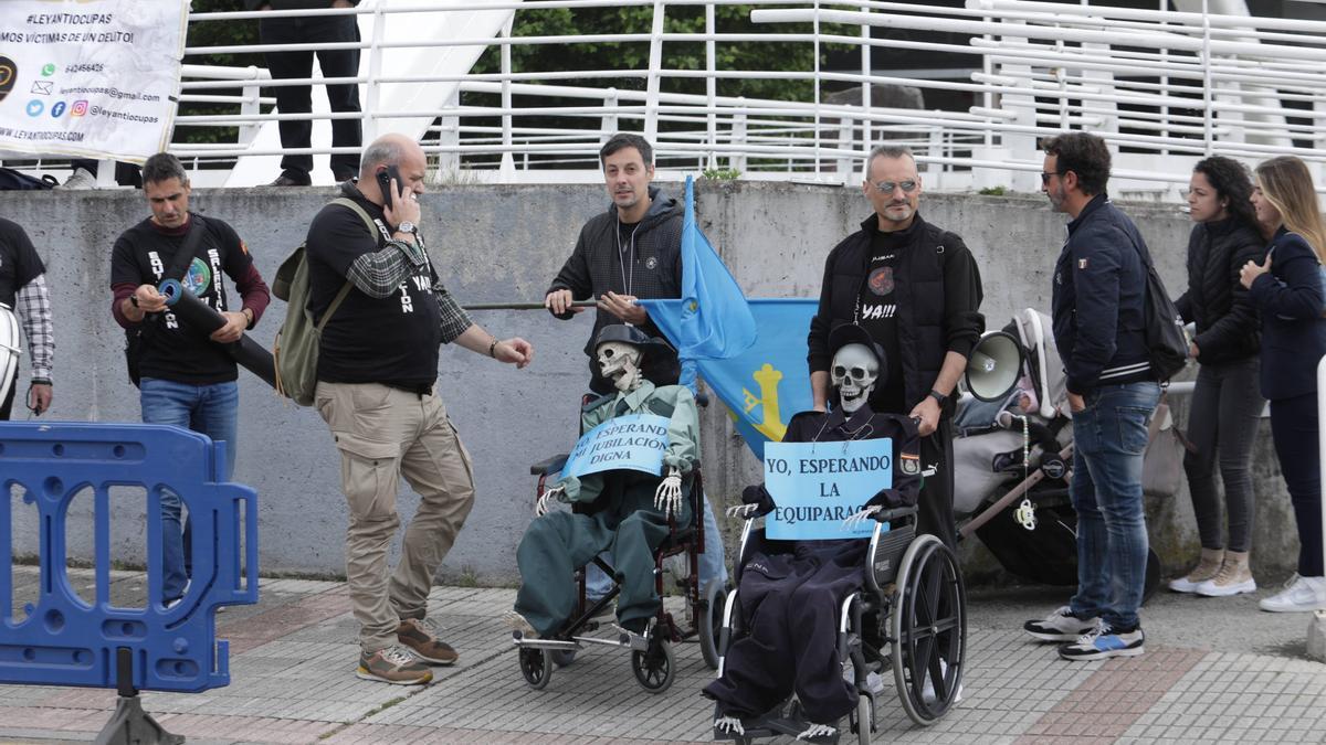 En imágenes: Impiden al sindicato policial Jusapol desplegar su pancarta en el mitin de Pedro Sánchez en Gijón