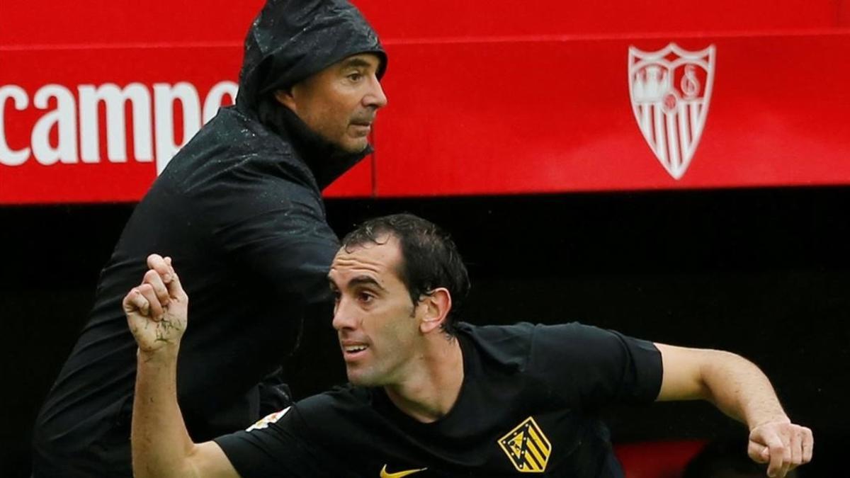 Sampaoli, detrás de Godín, en el partido del pasado domingo en el que el Sevilla derrotó al Atlético.