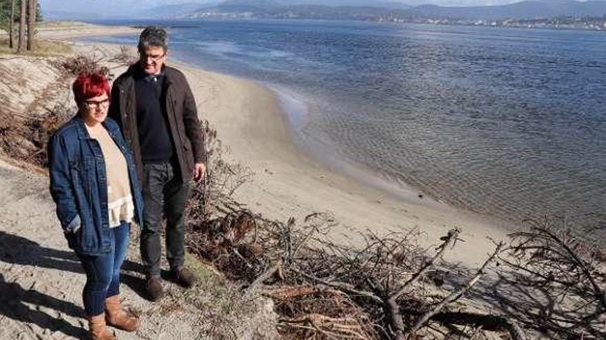 Elena Baz, edil de Cultura, y Antonio Lomba, alcalde de A Guarda, visitan el litoral afectad por la erosión. // FdV