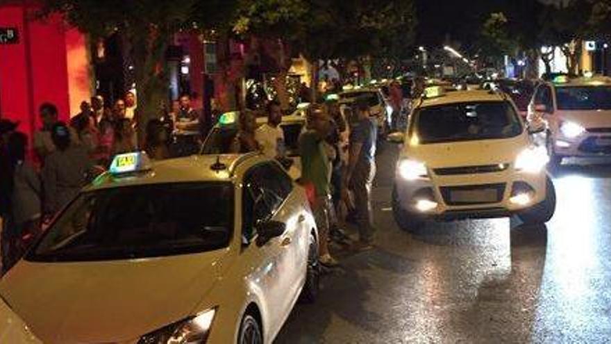 Los taxis parados en la avenida durante la protesta de ayer de madrugada.