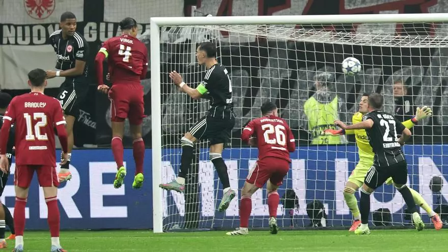 ¡Nadie puede superar a Van Dijk en el juego aéreo! Así puso el 1-2 el defensa del Liverpool