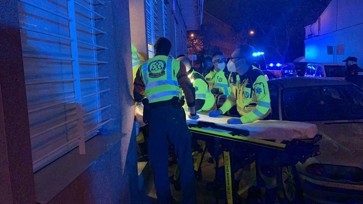 Un hombre mata a puñaladas a la hija de su expareja y se autolesiona en un piso de Vallecas