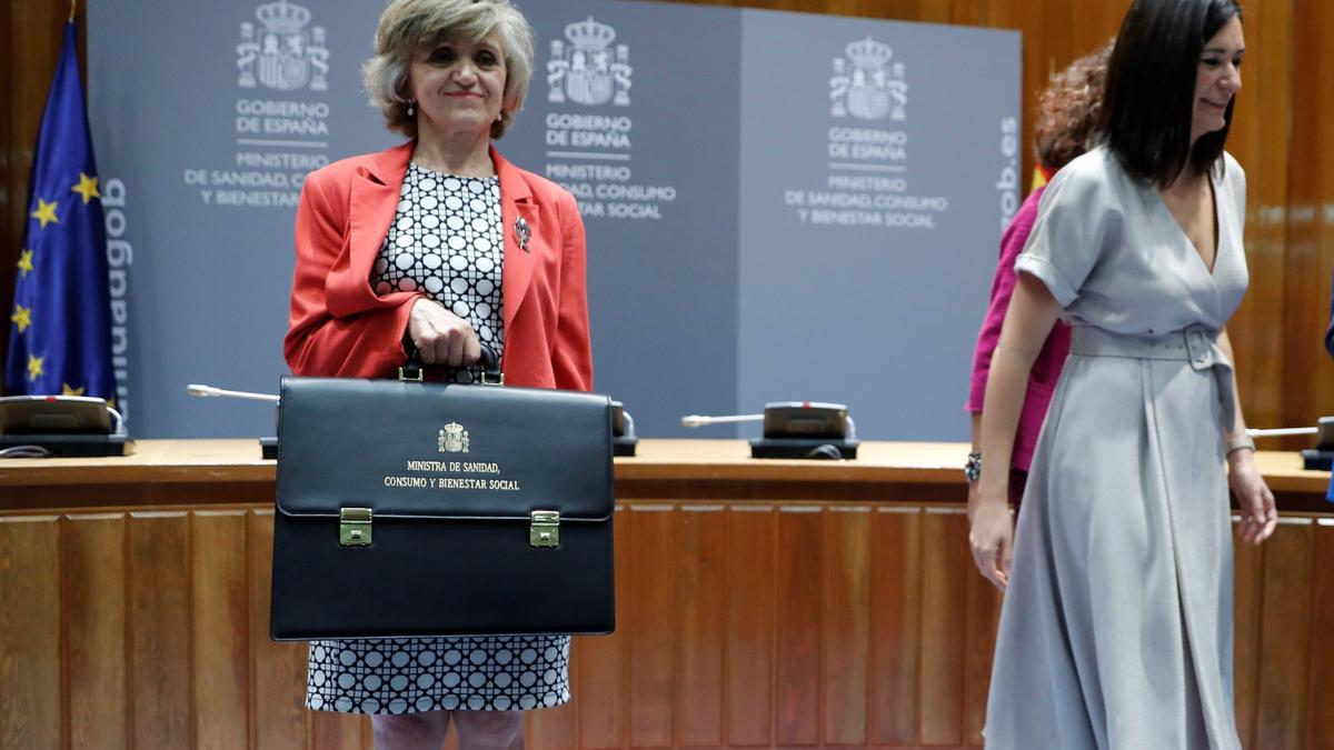 La exconsellera Carmen Montón, a la derecha, tras dejar la cartera de Sanidad en manos de su sucesora M. Luisa Carcedo.