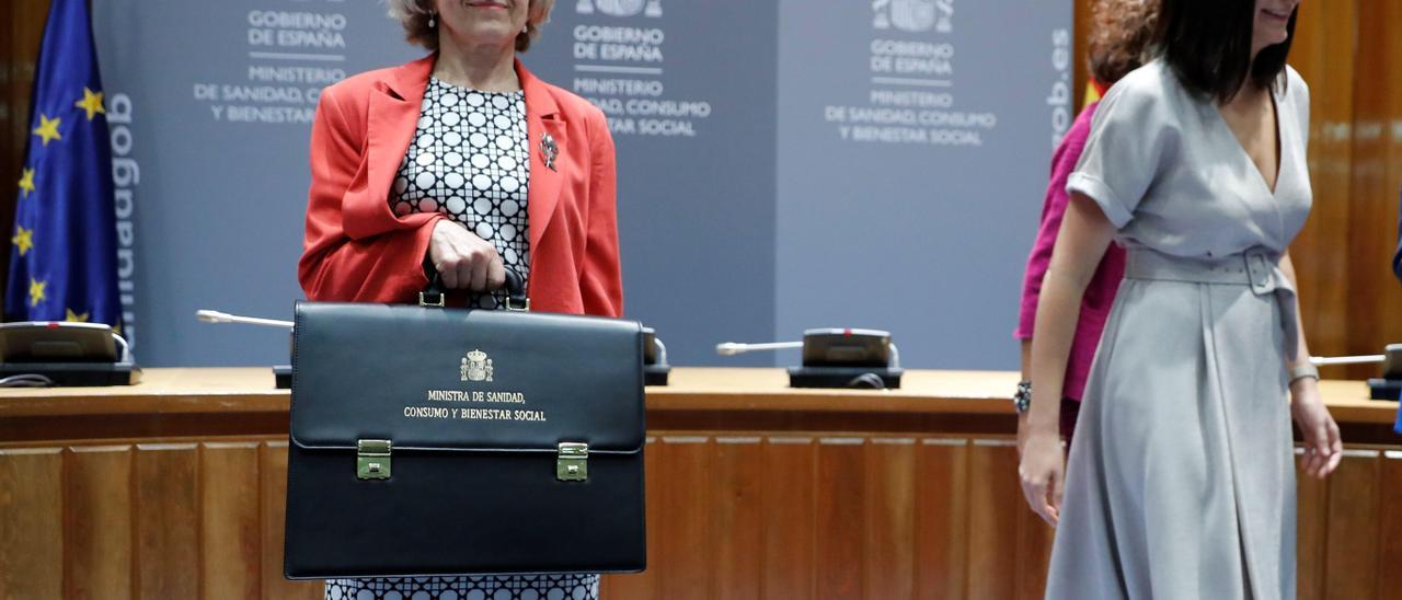La exconsellera Carmen Montón, a la derecha, tras dejar la cartera de Sanidad en manos de su sucesora M. Luisa Carcedo.