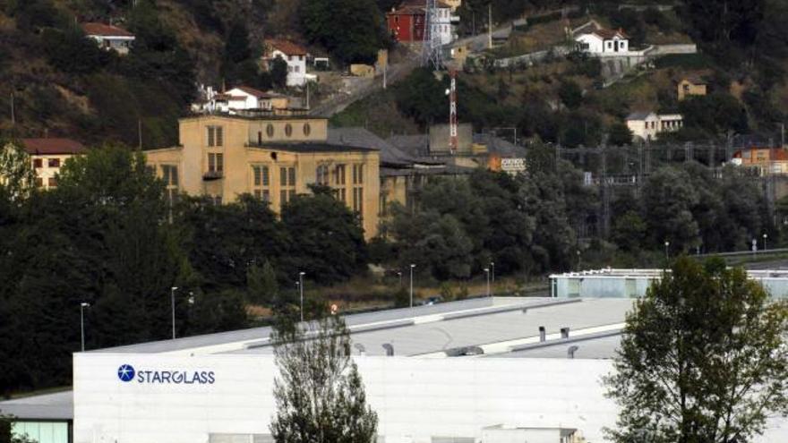 La factoría de Starglass, situada en el polígono mierense de Sovilla, en la localidad de Santa Cruz.